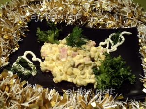 Салат «Оливье» с колбасой и солеными огурцами: рецепт с фото