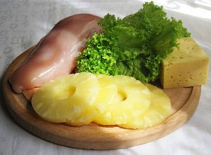 Салат с курицей и ананасами