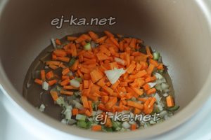 обжарьте в мультиварке лук и морковь