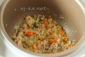 добавьте к овощам в мультиварку рис