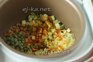добавьте специи и готовьте рис с овощами  на режиме рис