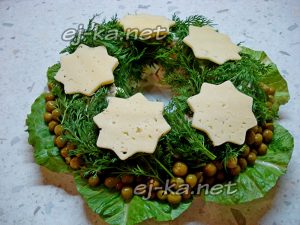 Салат "Рождественский венок" украсить сыром