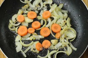 Спассеруйте морковь и лук