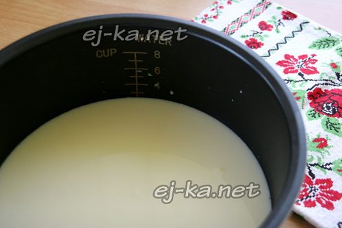 В чашу мультиварки наливаем теплое кипяченое молоко и выливаем смесь молока с закваской