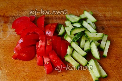 нарезать помидоры и огурцы для салата с тунцом и овощами