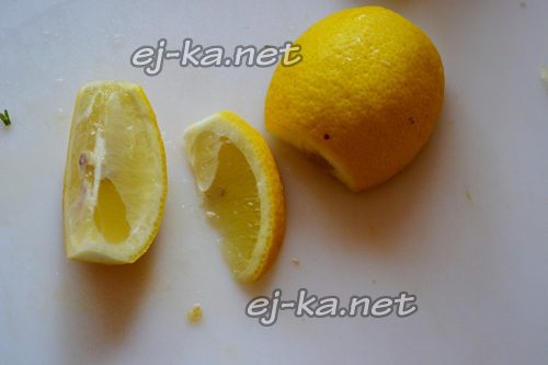 Нарезать лимон дольками