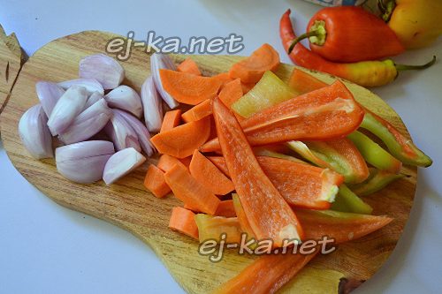 Нарезать сладкий перец, морковь и лук для лечо из баклажанов