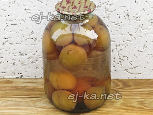 Сиропом залить персики в банке