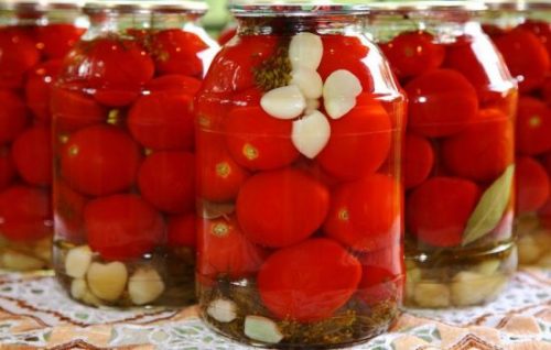 pomidory-s-chesnokom-vnutri-na-zim-recept-s-foto