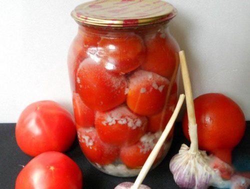pomidory-s-chesnokom-vnutri-na-zimu