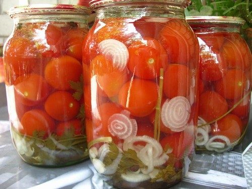 pomidory-s-chesnokom-vnutri-na-zimu-recept