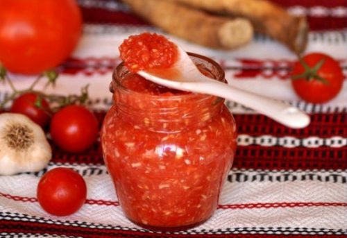 pomidory-s-chesnokom-vnutri-na-zimu-xrenovina