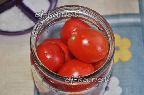 Заполнить банки помидорами