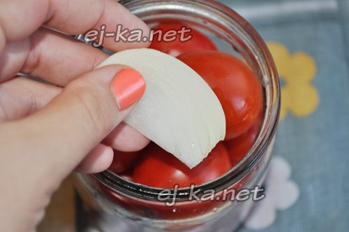 Добавить к помидорам лук