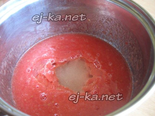 Измельченные помидоры переложить в кастрюлю