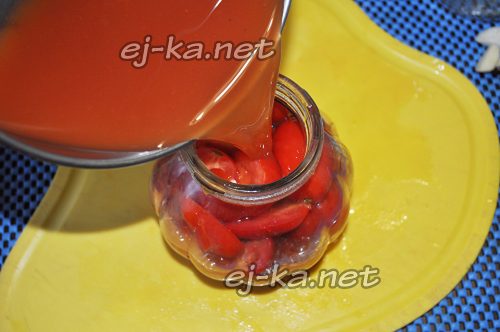 Залить помидоры томатным соком