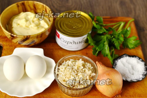 ингредиенты для салата из рыбных консервов с яйцами и рисом