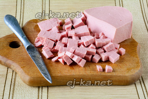 колбасу нарезать кубиками