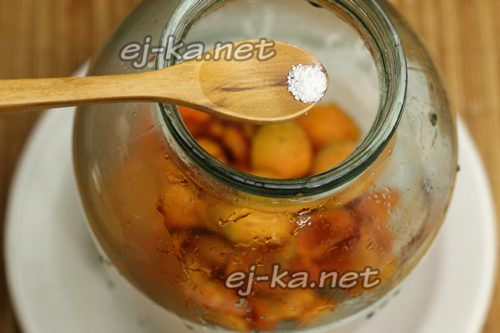 добавить в банку с абрикосами лимонную кислоту