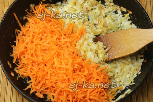 морковь и лук обжарить на сковороде
