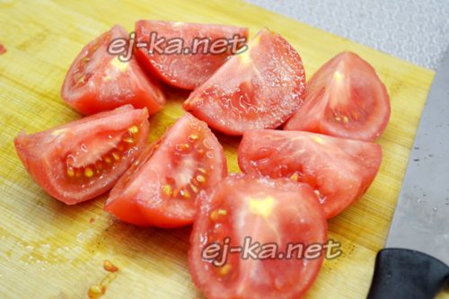 Нарезаем помидоры дольками
