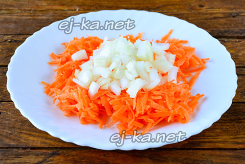 Измельчаем морковь и лук