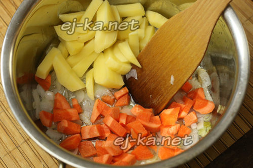 добавляем картофель и морковь