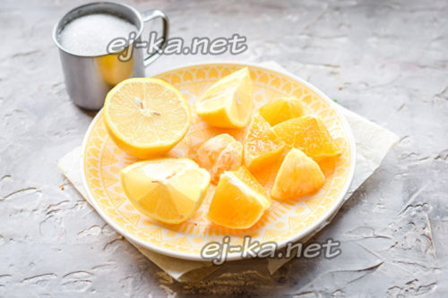 Нарезаем лимон и апельсин