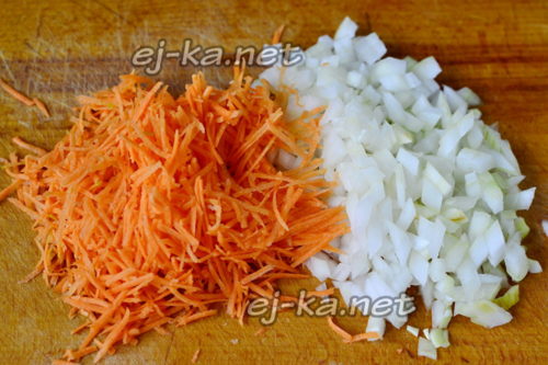 Шинкуем лук и морковь