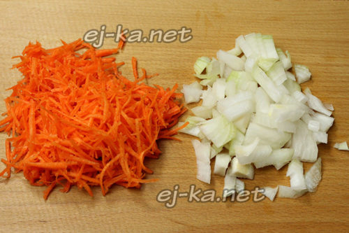 измельченные морковь и лук