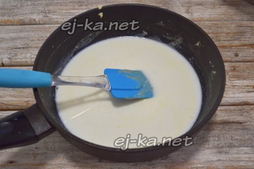 добавляем молоко в сковороду
