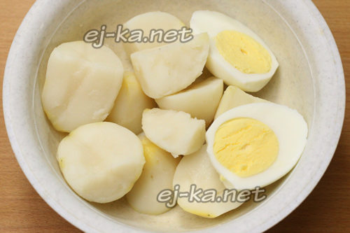отваренные картофель и яйца