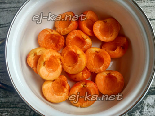 половинки абрикосов в емкости