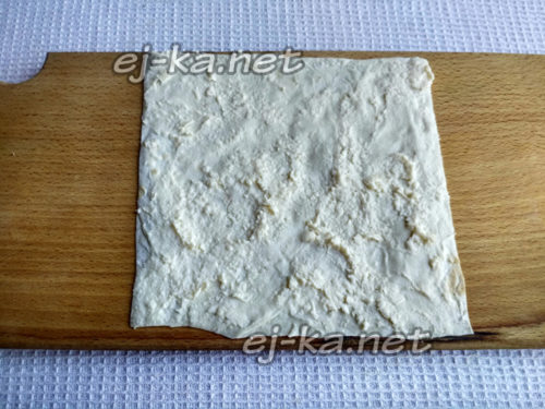 смазываем лаваш сыром