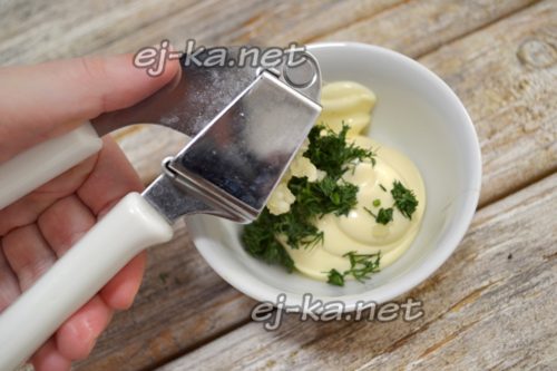 добавление чеснока в соус