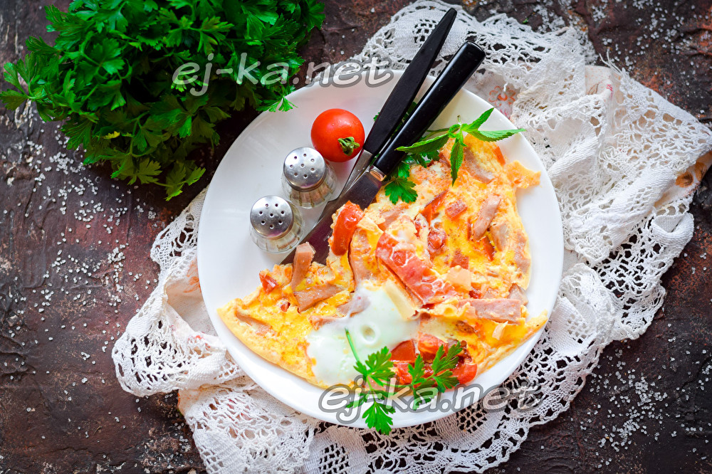 Омлет с помидорами и колбасой на сковороде пышный, рецепт с фото .