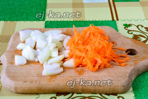 нарезаем лук и морковь