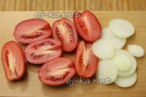 помидоры и лук нарезать