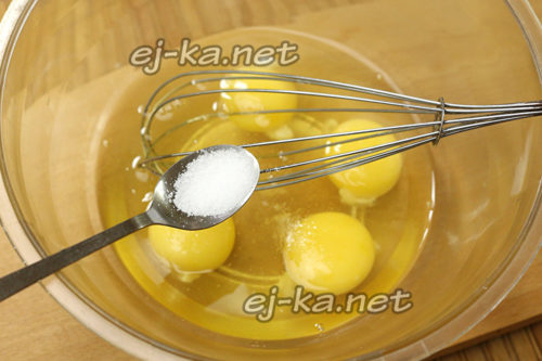 солим сырые яйца