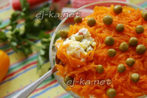салат с крабовыми палочками и морковью готов