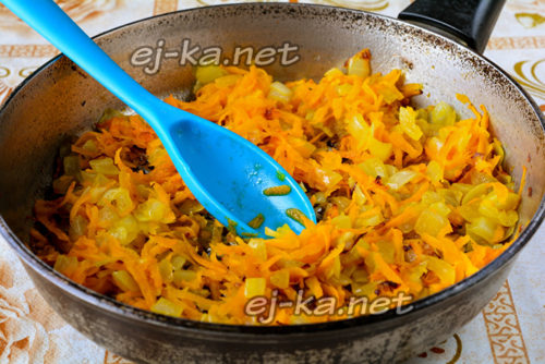 лук и  морковка на сковороде 