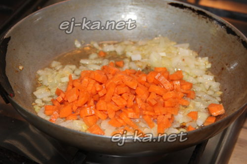 обжариваем лук с морковью