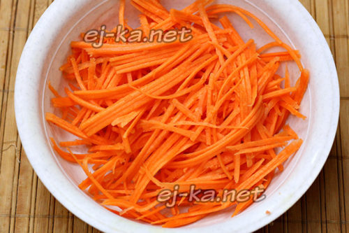 морковь натереть соломкой