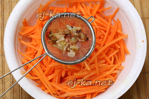 добавить лук к моркови
