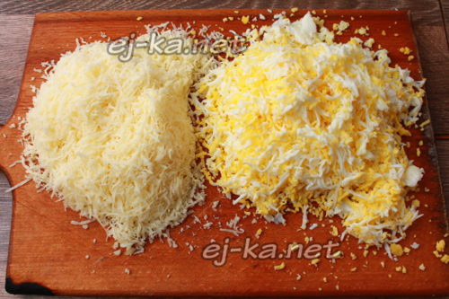 яйца и сыр натереть на мелкой терке