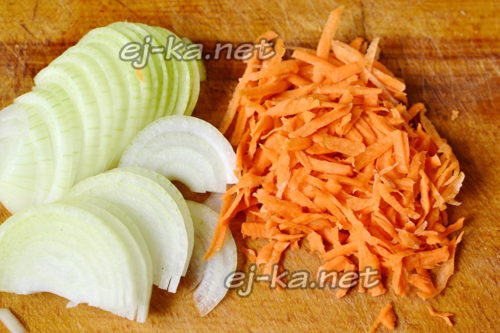 Порезать лук, морковь
