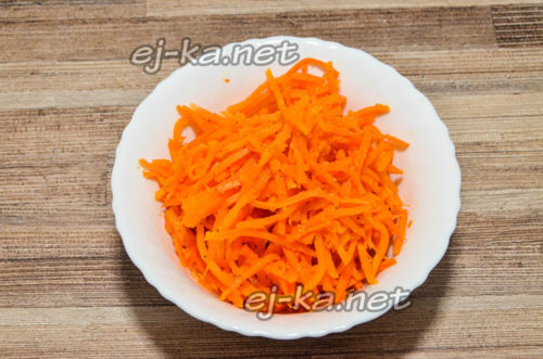 Выложить морковь по-корейски в миску