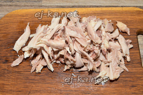 Разделить куриное мясо на кусочки