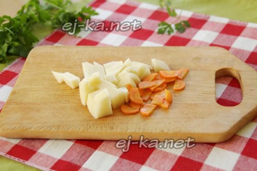 нарезать картофель и морковь