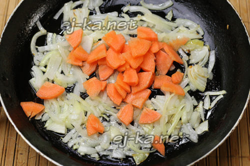 Выкладываем лук и морковь на сковороду